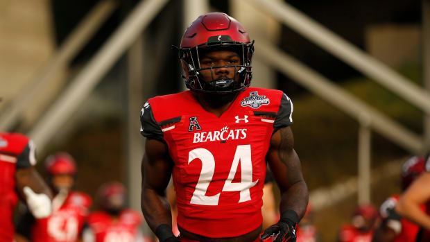 Cincinnati RB Jerome Ford takes field pregame